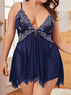 Mulher plus size usando camisola azul marinho rendada 