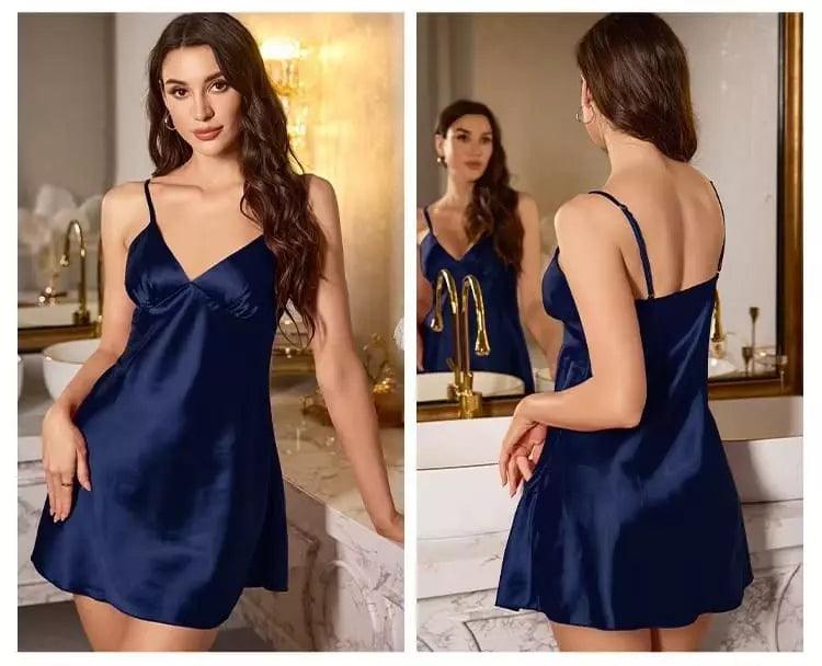 Camisola azul marinho acetinada com alças finas e decote V, vista frontal e traseira em ambiente elegante.