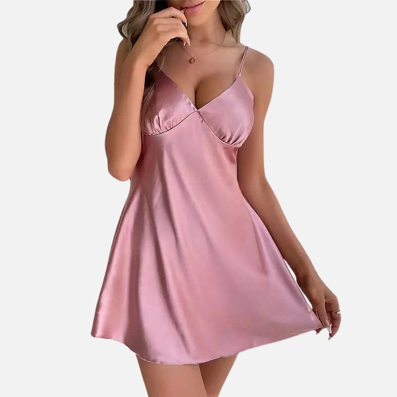 Camisola feminina rosa em tecido acetinado com alças finas e decote V, design elegante e fluido.