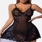 Mulher usando  lingerie preta endada com fundo branco