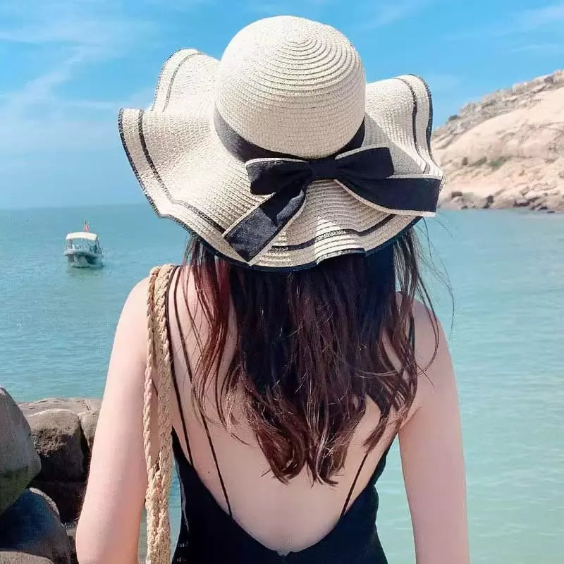 Chapéu palha bege com laço preto praia - mulher mar azul proteção solar verão femininoTentar novamente