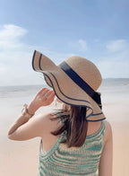 Mulher usando chapéu palha fita azul na praia - proteção solar feminino verão estilo resortTentar novamente