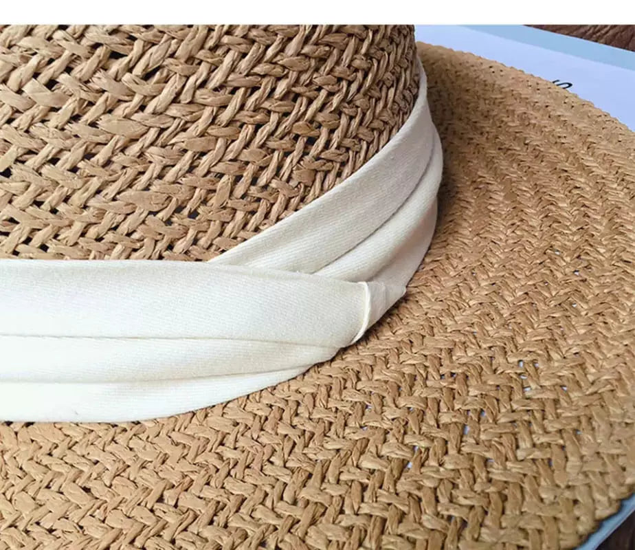 Chapéu de palha natural trançado com faixa branca detalhe textura artesanal