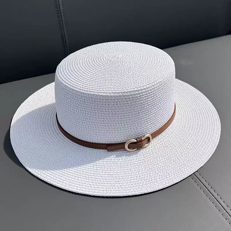 Chapéu de palha branco aba larga com cinto marrom e fivela dourada - acessório verão