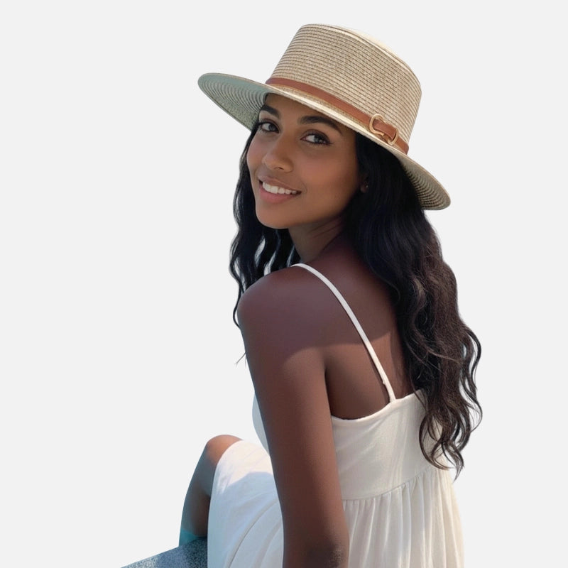 Mulher de vestido branco e chapéu sorrindo.