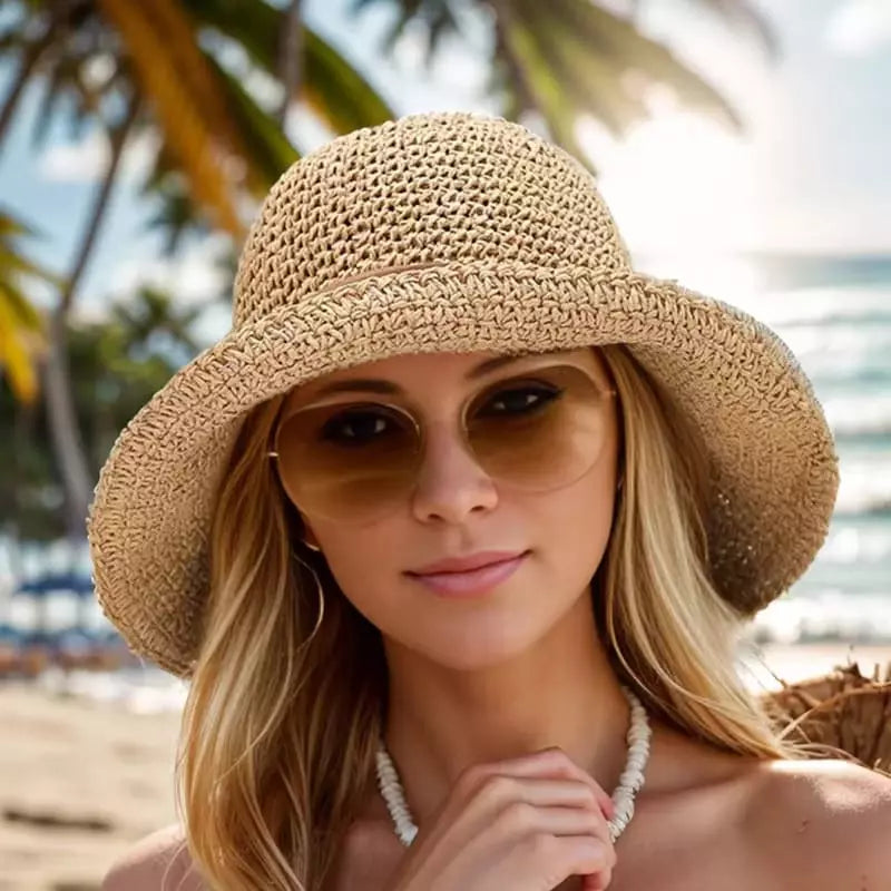 Chapéu de palha feminino bege com óculos de sol dourados - look praia verão elegante