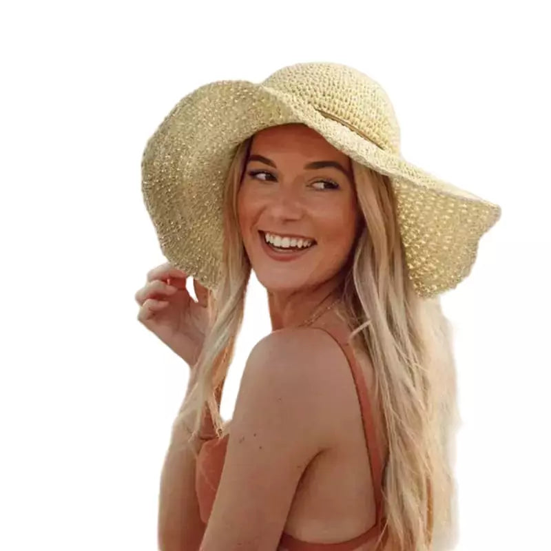 Mulher loira sorrindo com chapéu de palha bege em fundo claro - acessório de verão feminino