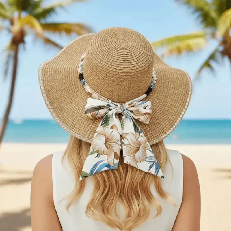 Chapéu de palha feminino com laço floral visto de trás ideal para praia e verão