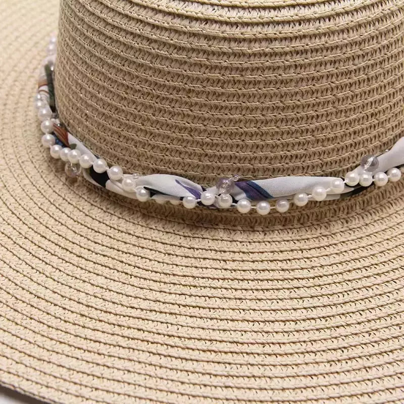 Chapéu de palha bege com fita pérolas e laço floral, detalhe elegante feminino