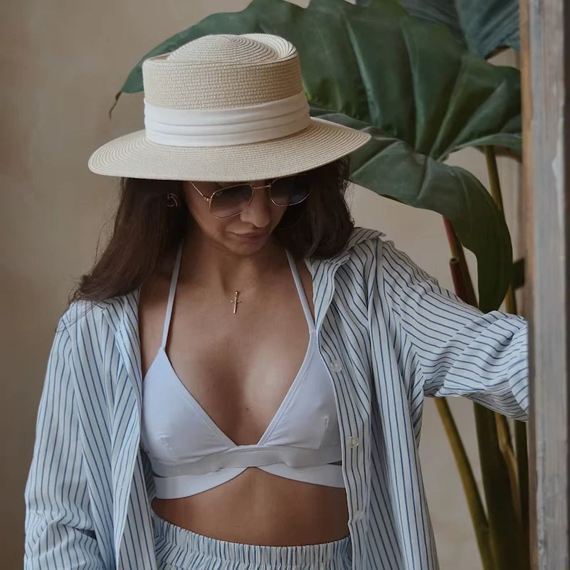 Chapéu feminino elegante de palha bege claro com faixa branca, aba larga e estilo praia