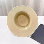 Chapéu de palha bege aba larga vista de cima proteção solar feminino verão