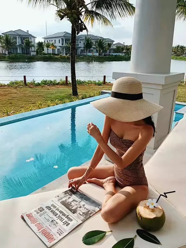 Chapéu feminino palha com fita preta, aba larga dobrável para piscina e proteção solar