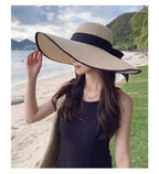 Chapéu feminino palha natural com fita preta, aba larga para proteção solar e estilo praia