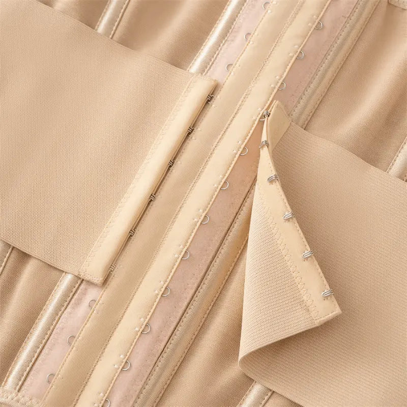 Detalhe do fecho com colchetes da cinta feminina modeladora bege com múltiplas fileiras
