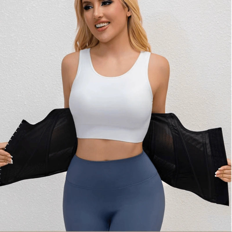 Mulher segurando cinta modeladora feminina preta aberta, mostrando o interior com tela
