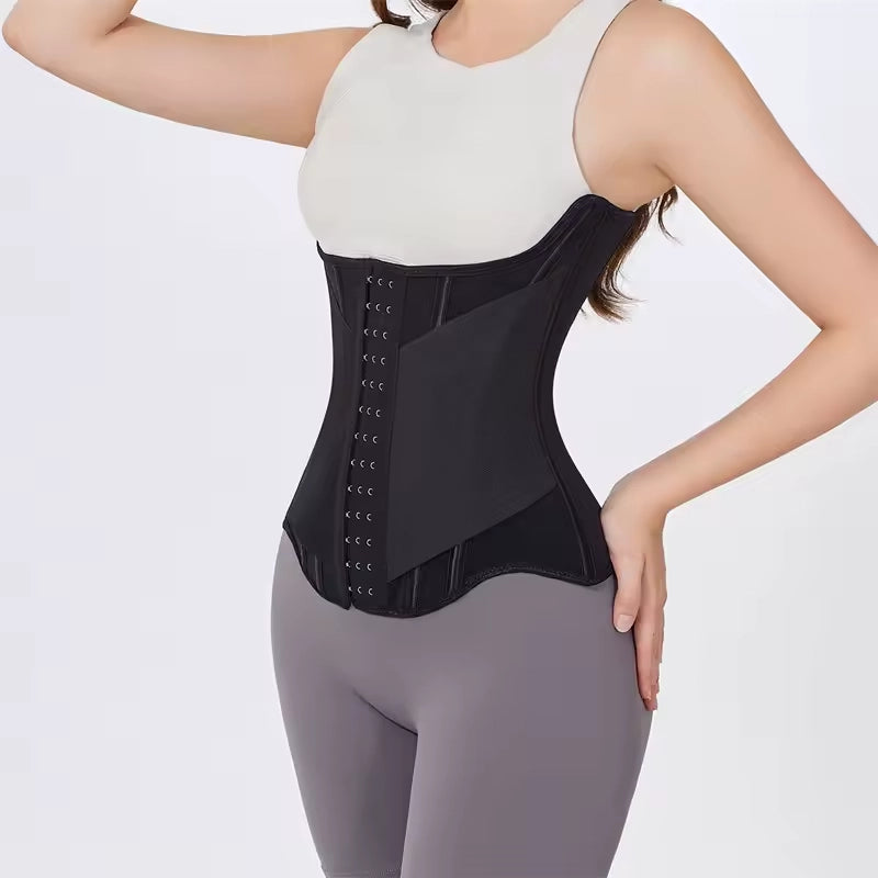 Cinta modeladora feminina preta com colchetes e barbatanas modelando a cintura, vista lateral
