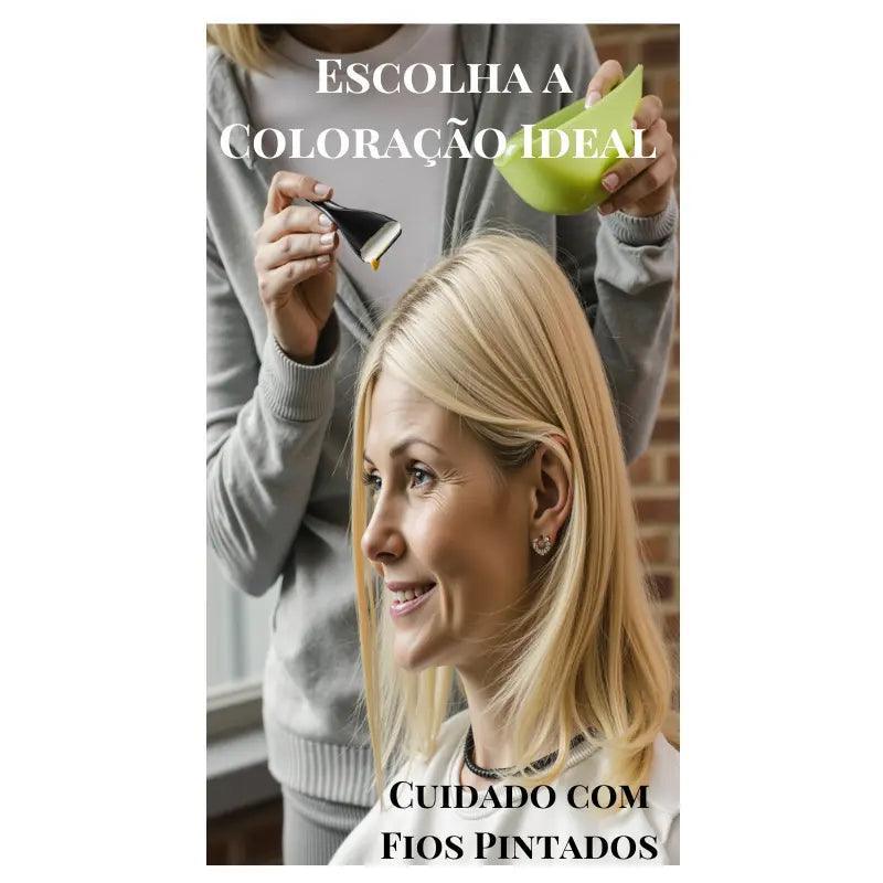 Cabeleireira aplicando coloração loira em cliente sorridente, demonstrando processo profissional de tintura capilar