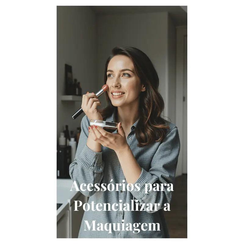 Mulher sorridente aplicando blush com pincel profissional, destacando acessórios essenciais para uma maquiagem perfeita.
