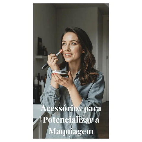 Mulher sorridente aplicando blush com pincel profissional, destacando acessórios essenciais para uma maquiagem perfeita.