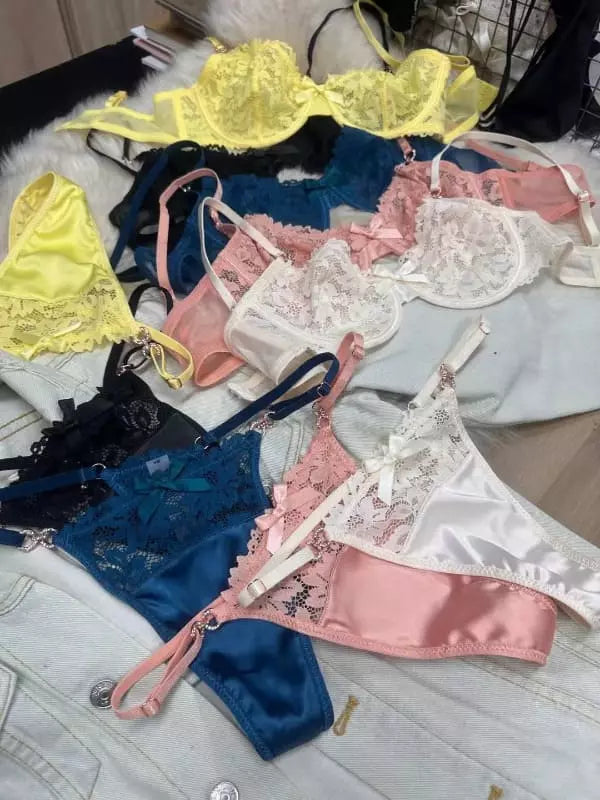 Diversos conjuntos em diversas camas com calcinhas endadas de cetim e sutiã rendado 