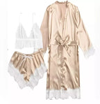 Conjunto lingerie dourado cetim com robe longo, sutiã branco e short, acabamento em renda branca delicada