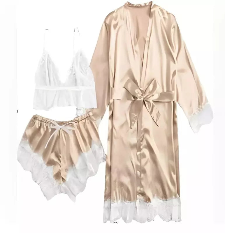 Conjunto lingerie dourado cetim com robe longo, sutiã branco e short, acabamento em renda branca delicada