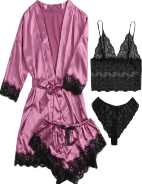 Conjunto de lingerie roxa com robe de cetim, shorts e top com detalhes em renda preta, estilo romântico.