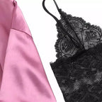 Conjunto com camisa rendada preta e hobie rosa