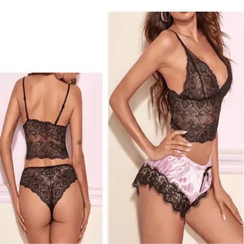 Conjunto de lingerie cropped com renda preta e shorts rosa claro acetinado com babado em renda.