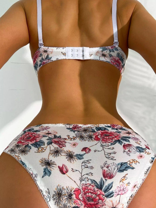 Parte traseira de conjunto de lingerie branco com estampa floral, destaque para fecho ajustável e acabamento rendado