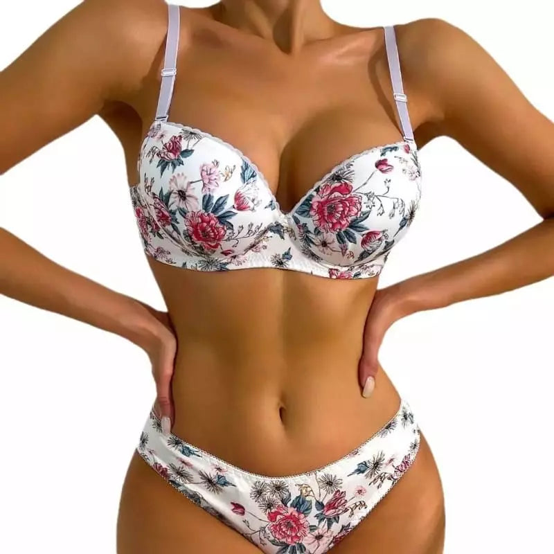Conjunto de lingerie floral branco com estampa de rosas vermelhas e azuis, sutiã meia taça e calcinha modeladora
