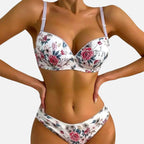 Conjunto de lingerie floral branco com estampa de rosas vermelhas e azuis, sutiã meia taça e calcinha modeladora