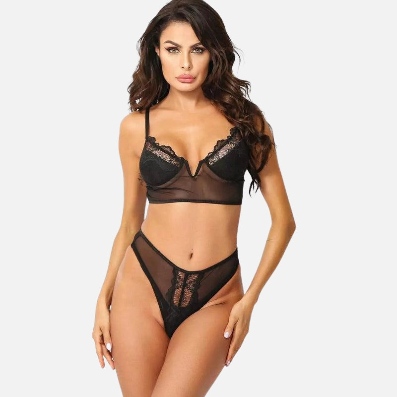conjunto de lingerie preto semitransparente com detalhes em renda, composto por sutiã e calcinha.