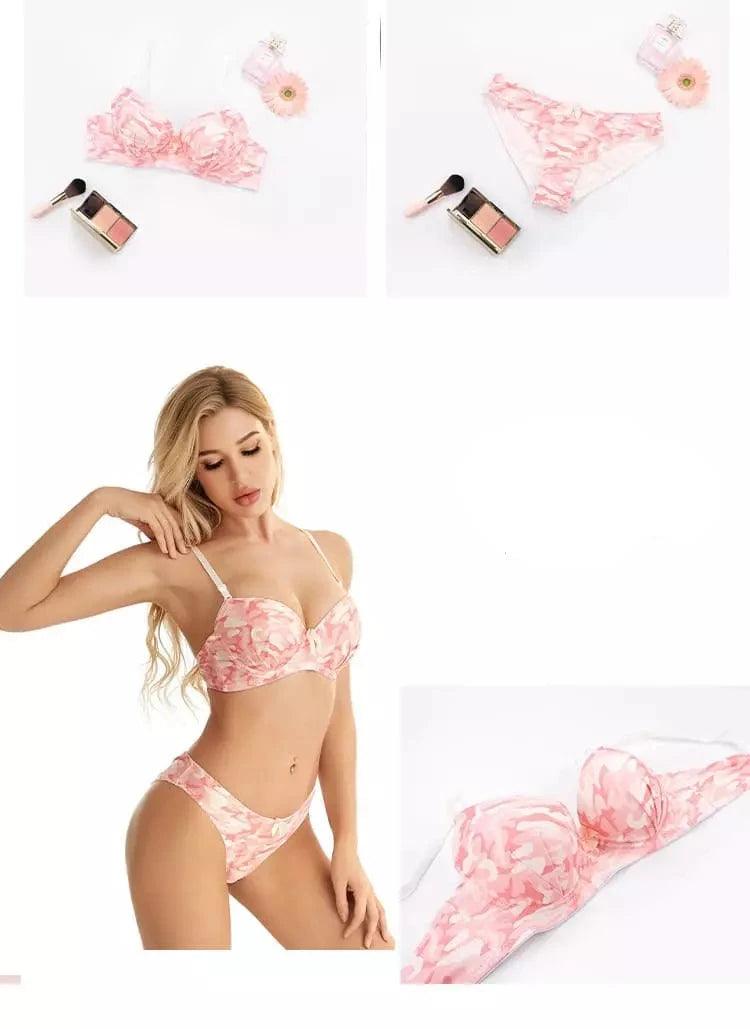 Conjunto lingerie rosa floral delicado com sutiã meia taça e calcinha combinando, estampa romântica em tons suaves.