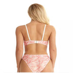 Vista traseira de conjunto lingerie rosa claro com estampa abstrata e alças ajustáveis brancas