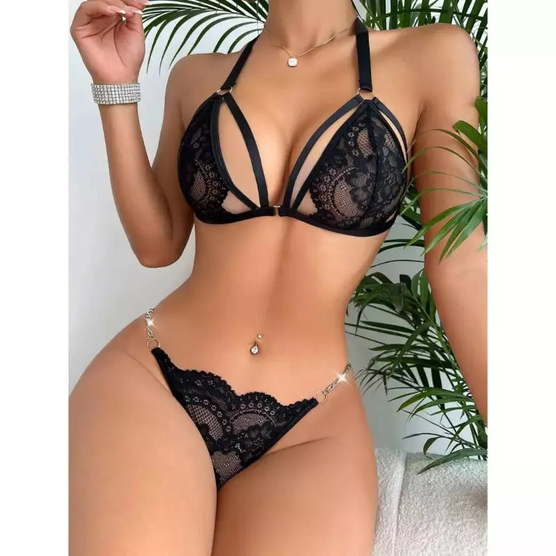 Conjunto de lingerie preto em renda floral com sutiã strappy e calcinha com correntes laterais prateadas
