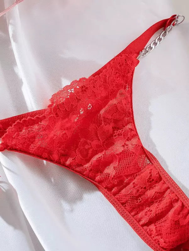 Calcinha vermelha em renda floral delicada com detalhe de corrente prateada na lateral