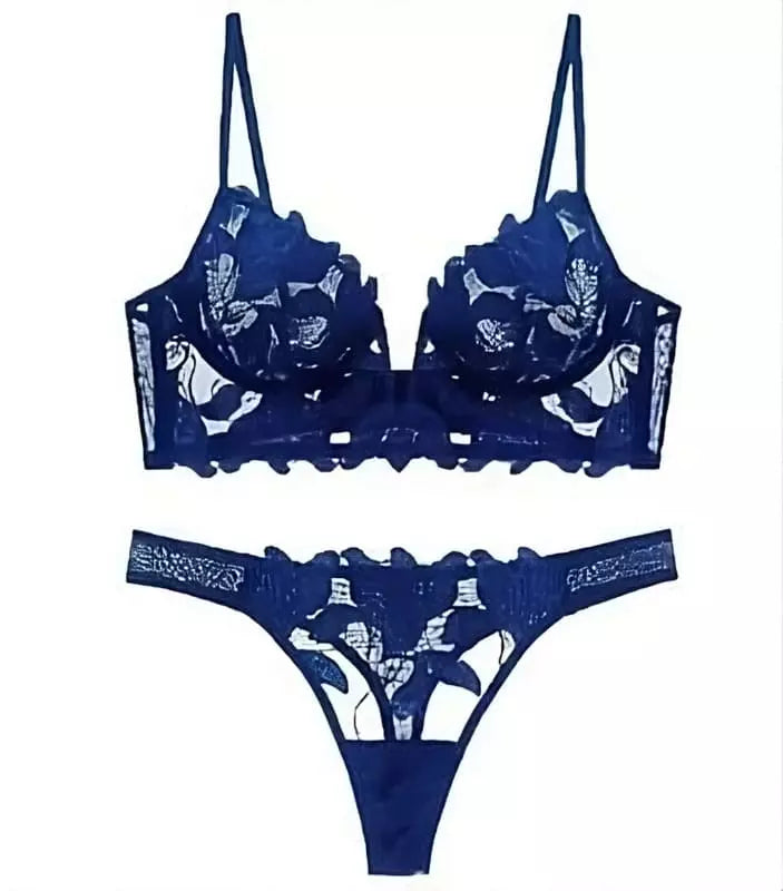 Conjunto de lingerie azul com renda floral transparente, sutiã meia taça e calcinha fio dental com acabamento ondulado.