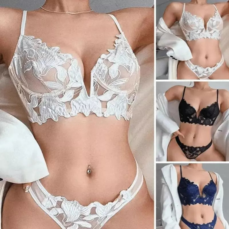 Conjunto de lingerie rendada em cores branca, preta e azul marinho com detalhes florais delicados e acabamento transparente.