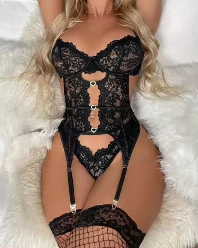 Lingerie preta rendada com ligas e detalhes coração - body sensual com meia arrastão