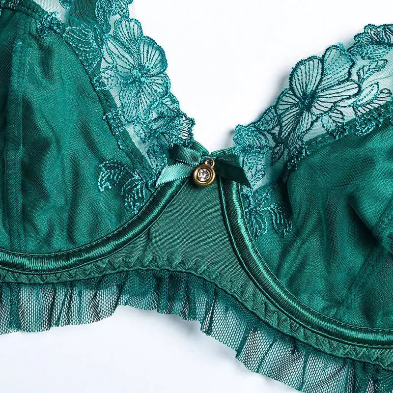 Detalhe sutiã verde com renda floral bordada e acabamento em tule - lingerie premium
