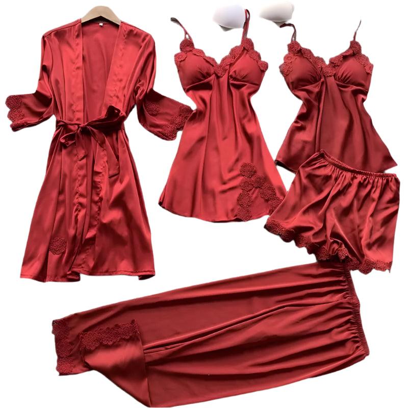 Conjunto de lingerie em seda vermelho com 5 peças: robe, camisola, top, shorts e calça com detalhes em renda.