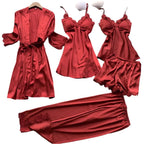 Conjunto de lingerie em seda vermelho com 5 peças: robe, camisola, top, shorts e calça com detalhes em renda.