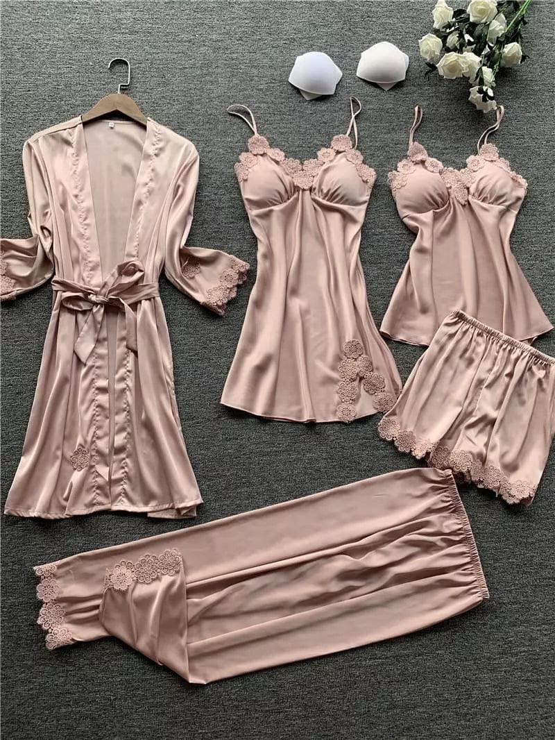 Conjunto de lingerie 5 peças em seda rosê nude: robe, duas camisolas, shorts e calça com acabamentos em renda floral delicada