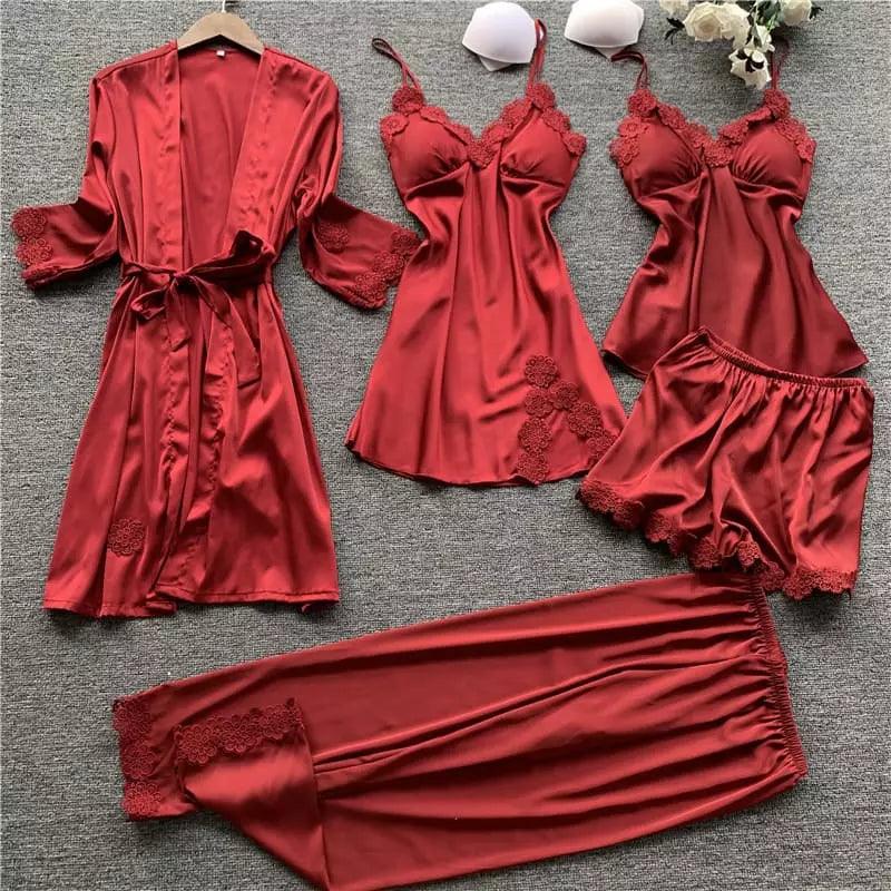 Conjunto de lingerie 5 peças em cetim vermelho: robe com cinto, duas camisolas, shorts e calça com detalhes em renda floral.