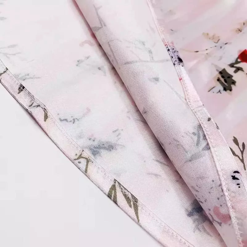 Tecido de microfibra florido e rosa listrado visto de perto