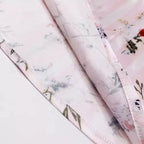 Tecido de microfibra florido e rosa listrado visto de perto