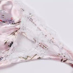 Lingerie feminina com renda branca transparente e tecido rosa floral, detalhes delicados nas costuras para conforto e elegância.