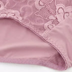 Close-up da renda rosa com padrão floral e acabamento delicado em lingerie feminina de qualidade
