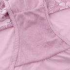 Detalhe do sutiã rosa com copa lisa e detalhes em renda, costura reforçada e acabamento premium